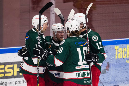 Väsbys Sebastian Bengtsson (m) jublar tillsammas med