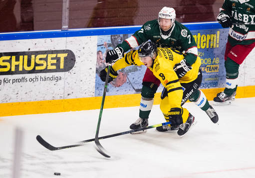 Väsbys Henrik Rommel och Västerås Gustav Berglund i kamp
