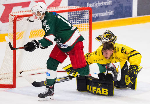 Väsbys Tobias Lindberg kör på Västerås målvakt Emil
