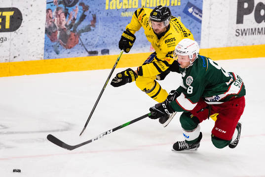 Västerås Marcus Bergman i kamp om pucken med Väsbys