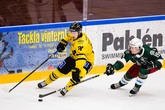 Västerås Joakim Hillding i kamp om pucken med Väsbys