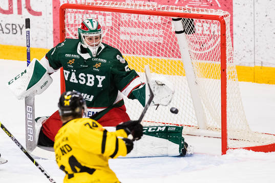 Västerås Rasmus Asplundgör 3-2 bakom Väsbys målvakt