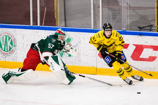 Väsbys målvakt Henrik Lundberg och Västerås Sebastian
