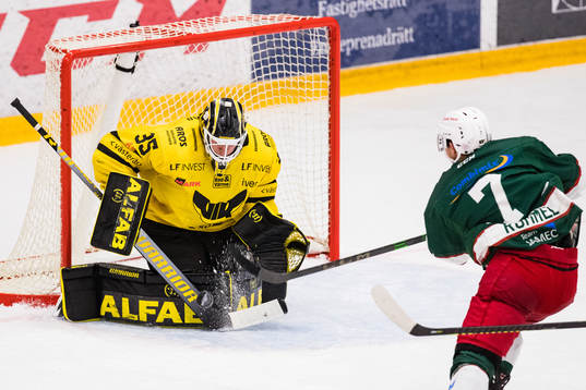 Västerås målvakt Emil Kruse stoppar en puck från