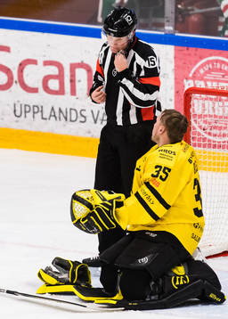Domare Hampus Springare talar med Västerås målvakt Emil