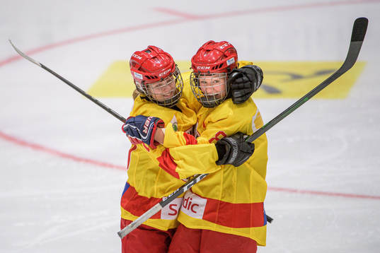 Smålands Kajsa Karlsson och Hilda Svensson jublar
