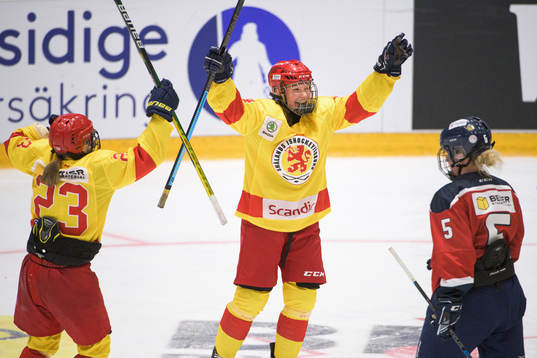Smålands Mira Jungåker och Jenna Raunio jublar