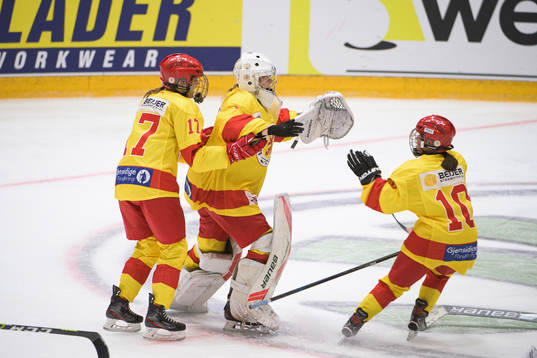 Smålands Moa Andersson, målvakt Ida Henriksson och Sofie