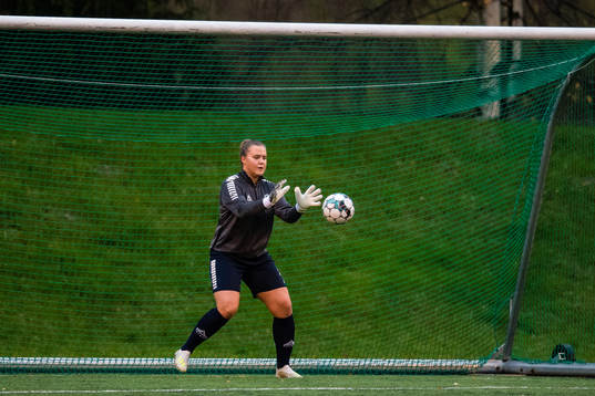 Marie Aspenes of Fløya warms up