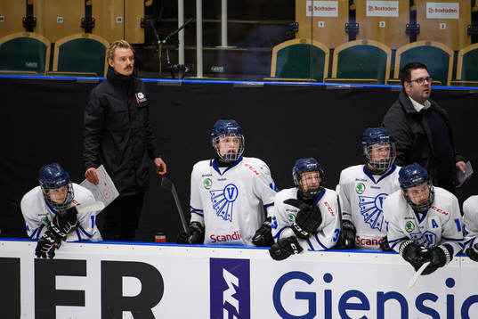 Västerbottens spelare och ledare deppar i båset