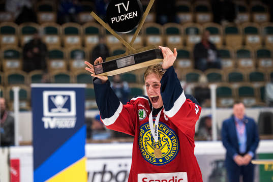 Stockholm Nords Patrik Kastbom jublar med pokalen