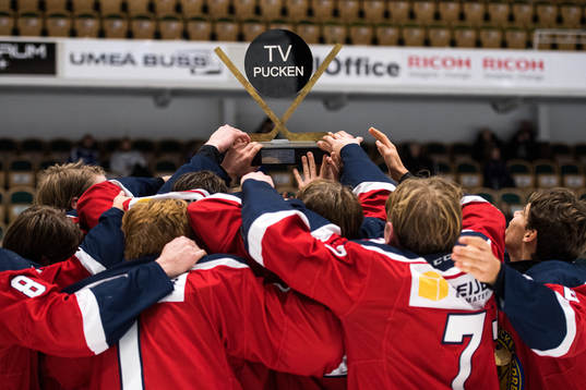 Stockholm Nords spelare jublar med pokalen