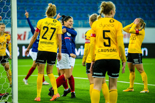 Dejana Stefanovic of Vålerenga celebrates