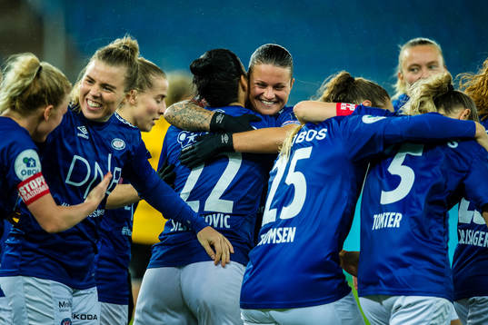 Dejana Stefanovic of Vålerenga celebrates with Sherida
