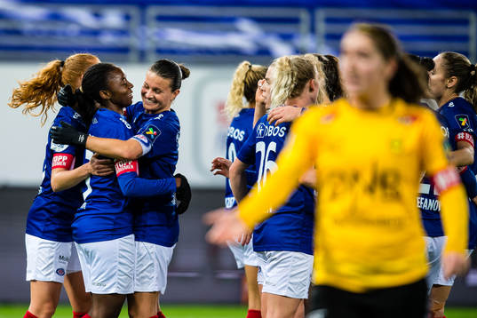 Ajara Nchout Njoya of Vålerenga celebrates