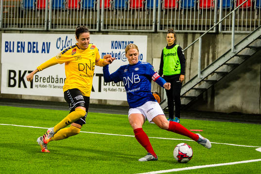 Karly Røstbakken of LSK Kvinner and Catherine Joan Bott of