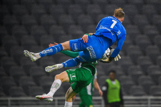 Hammarbys Gustav Ludwigson kolliderar med Häckens målvakt