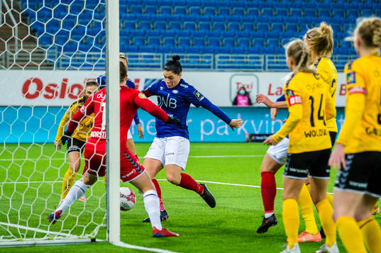 Dejana Stefanovic of Vålerenga scores the 3-0 goal