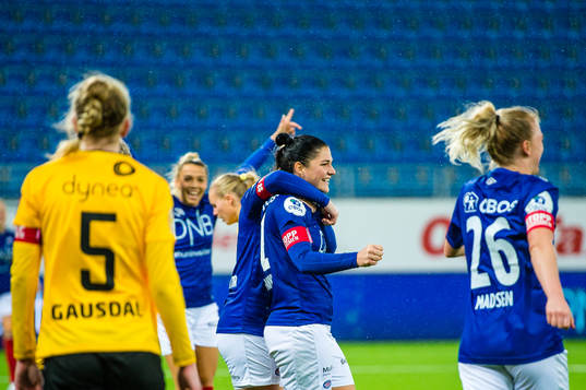 Dejana Stefanovic of Vålerenga celebrates