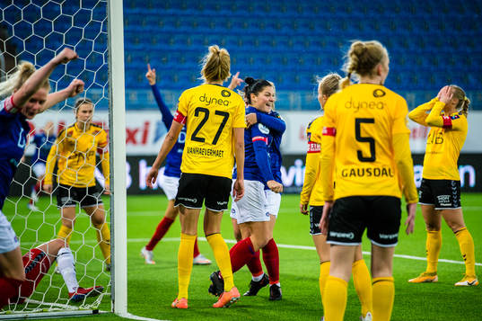 Dejana Stefanovic of Vålerenga celebrates