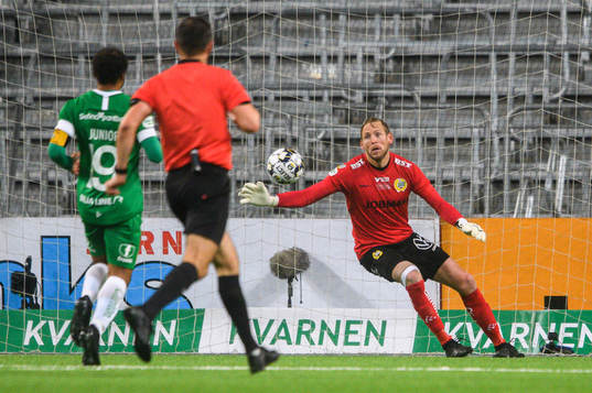 Hammarbys målvakt David Ousted med en räddning