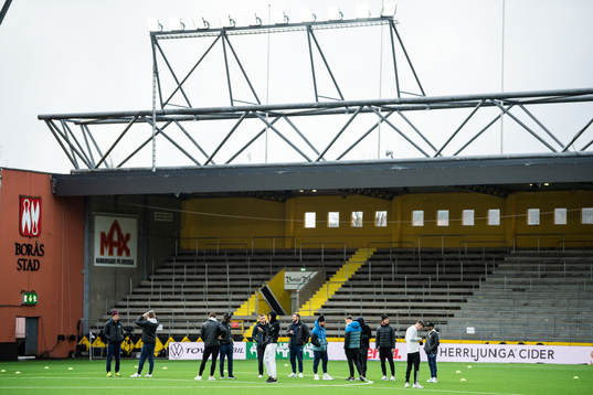 IFK Norrköpings spelare kollar planen