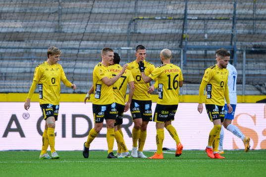 Elfsborgs spelare jublar med Simon Olsson jublar