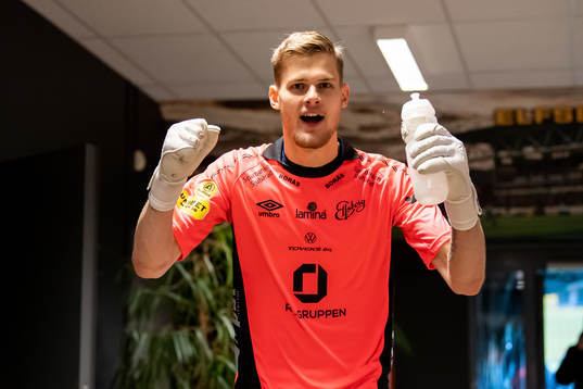 Elfsborgs målvakt Tim Rönning jublar
