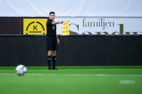 Assisterande domaren vinkar offside