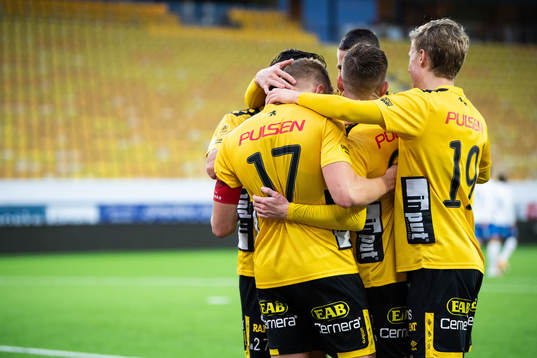 Elfsborgs Per Frick klappas om av lagkamraterna