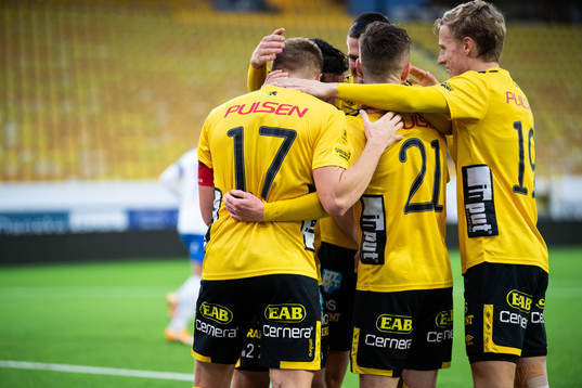 Elfsborgs Per Frick klappas om av lagkamraterna