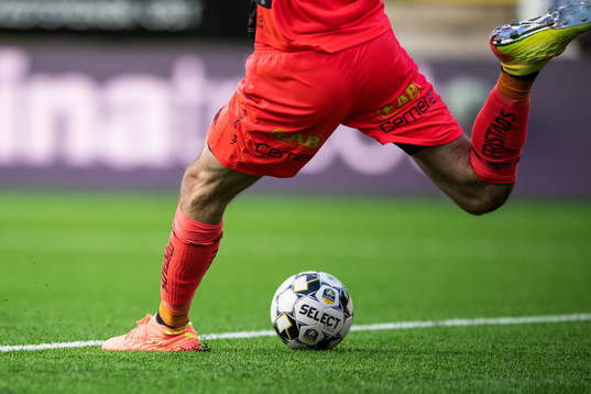 Elfsborgs målvakt Tim Rönning skjuter ut bollen