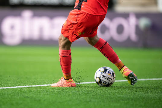 Elfsborgs målvakt Tim Rönning skjuter ut bollen