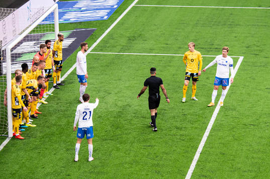 Elfsborgs spelare ställer upp för frispark i