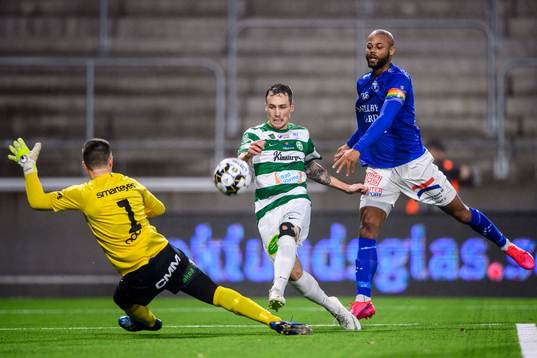 Västerås Filip Tronet och Trelleborgs målvakt Andreas