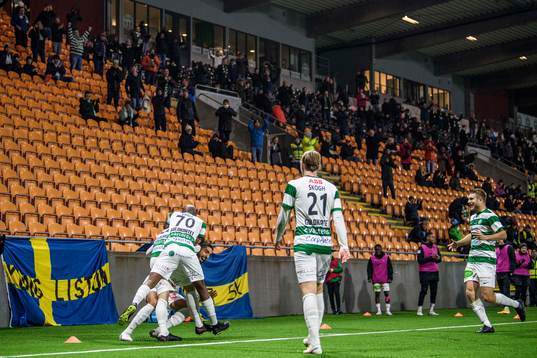 Västerås spelare jublar framför publiken