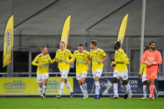 Falkenbergs spelare jublar med Carl Johansson