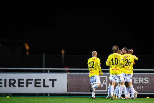 Falkenbergs spelare jublar med Nsima Peter