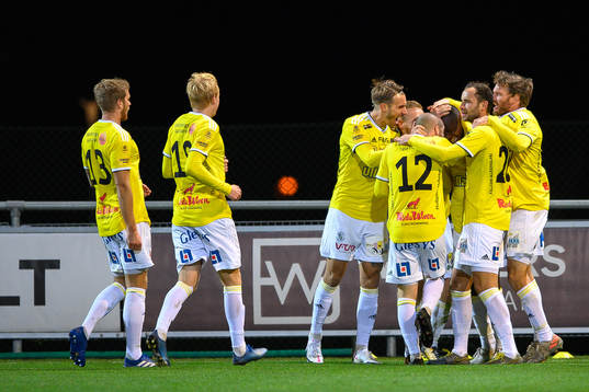 Falkenbergs spelare jublar med Nsima Peter
