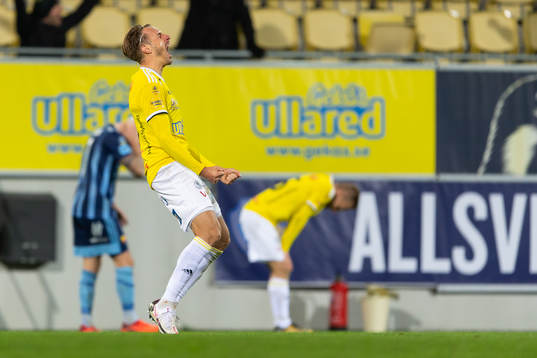 Falkenbergs Tobias Karlsson jublar