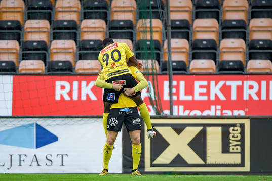 Mjällbys Jacob Bergström och Moses Ogbu jublar