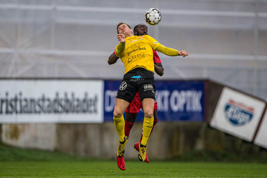 Mjällbys Jacob Bergström  och Östersunds Ronald Mukiibi