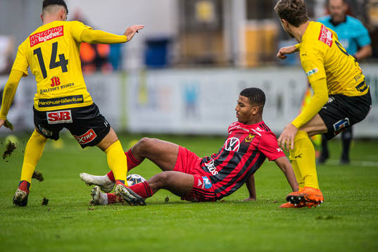 Mjällbys Besard Sabovic, Joel Nilsson och Östersunds