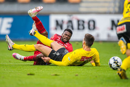 Östersunds Nebiyou Perry  och Mjällbys Max Watson