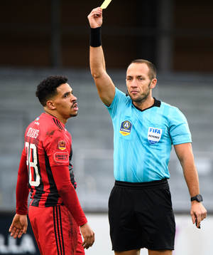 Östersunds Marco Weymans för en varning av domare Kaspar