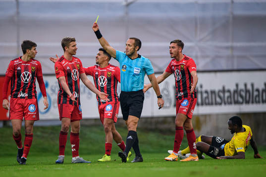 Östersunds Nikolaos Dosis får en varning av domare Kaspar