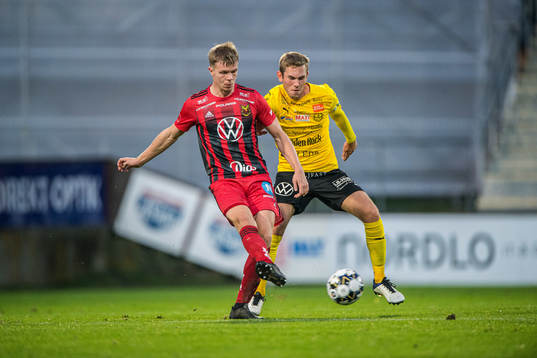 Östersunds Eirik Haugan  och Mjällbys Adam Petersson