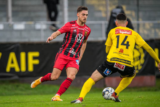 Östersunds Felix Hörberg  och Mjällbys Besard Sabovic