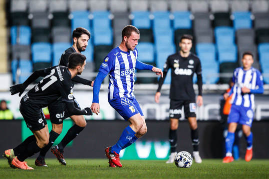 Örebros Simon Amin och Nahir Besara försvarar mot IFK