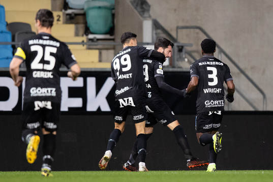 Örebros Nahir Besara jublar med lagkamrater